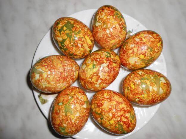 Яйца на Пасху в рисе с луковой шелухой